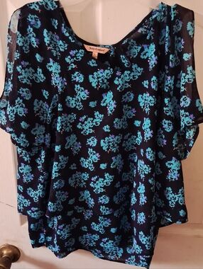 Juicy Couture - Women's Ruffle Layer Floral Cold Shoulder Large Blouse